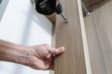 Bir adam bir kanca yüklüyor.