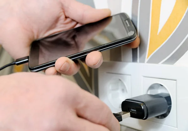 A man is charging the smartphon. — Stock Photo, Image