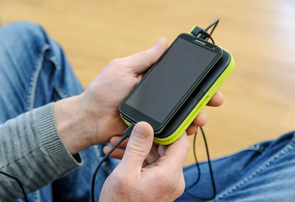 Smartphone och en Powerbank. — Stockfoto