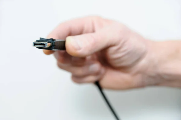 Το χέρι με θύρα DisplayPort βύσμα του καλωδίου. — Φωτογραφία Αρχείου
