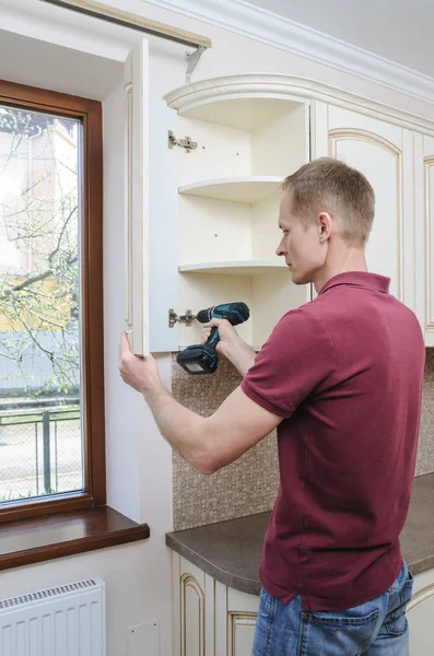 Installatie van Keukenmeubels. — Stockfoto