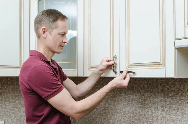 Instalación de mobiliario de cocina . — Foto de Stock