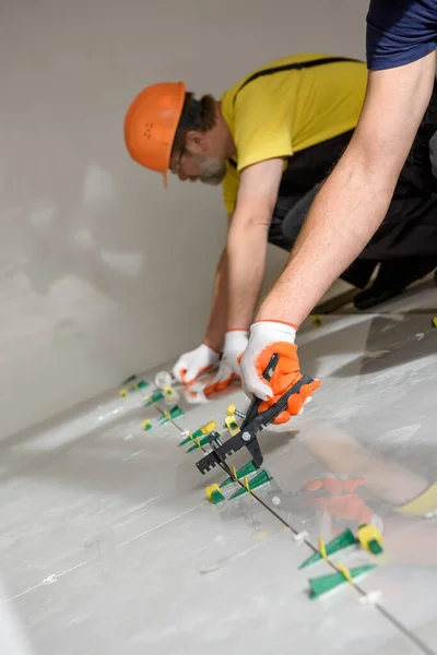 Verlegung einer großen Keramikfliese. — Stockfoto