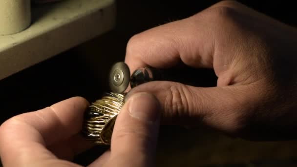 宝石商は宝石で飾られた金のリングを研削しています — ストック動画