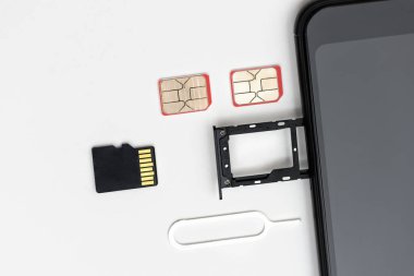 Açık bir yuvası olan akıllı telefon.