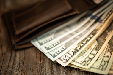 İçinde dolar olan cüzdan..