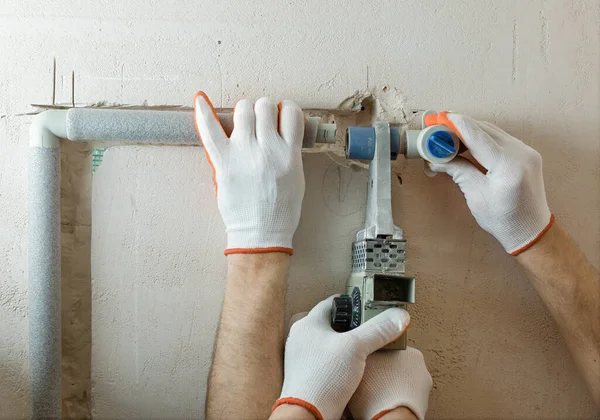 为内置淋浴器在墙壁上安装水管 管道零件的焊接 — 图库照片