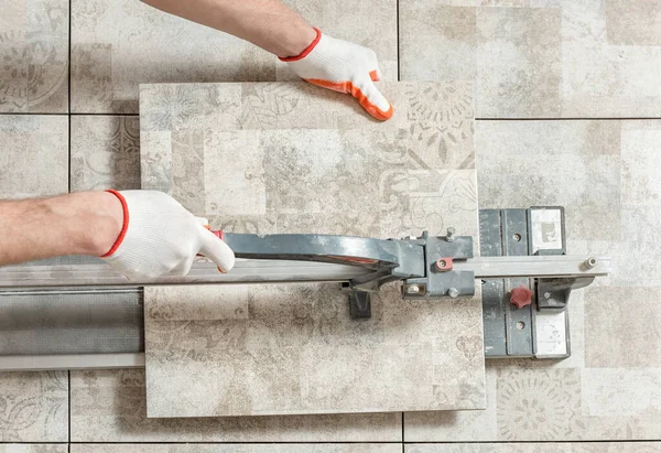 Hombre Está Cortando Una Baldosa Cerámica Con Cortador Azulejos — Foto de Stock