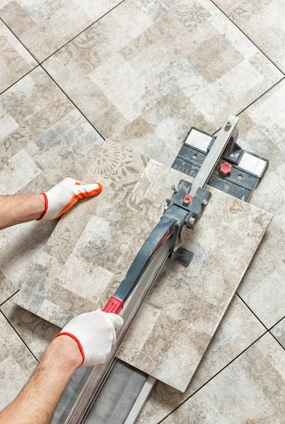 Hombre Está Cortando Una Baldosa Cerámica Con Cortador Azulejos —  Fotos de Stock