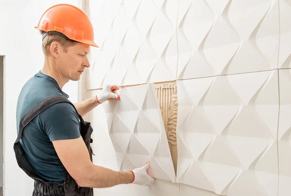 Installatie Van Gips Paneel Arbeider Bevestigt Gipssteen Aan Muur — Stockfoto