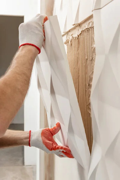 Installatie Van Gips Paneel Een Arbeider Bevestigt Gipstegel Aan Muur — Stockfoto