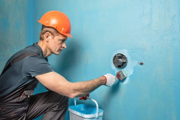Trabajador Está Aplicando Pintura Impermeabilizante Pared Baño — Foto de Stock