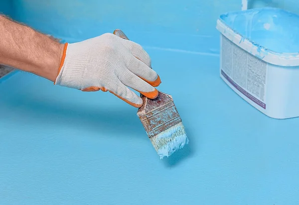 Arbetare Applicerar Vattenavvisande Färg Golvet Badrummet — Stockfoto
