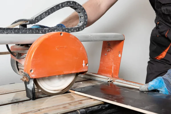 Worker Cutting Ceramic Tile Wet Cutter Saw Machine — Stock Photo, Image