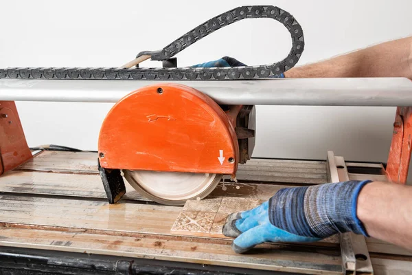 Trabajador Está Cortando Una Baldosa Cerámica Una Máquina Sierra Corte — Foto de Stock