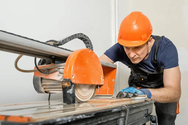 Travailleur Coupe Carreau Céramique Sur Une Machine Scier Humide — Photo