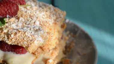 Bir mavi ahşap tahta üzerinde tarçın ile Ahududu milföy