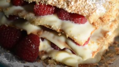 Bir mavi ahşap tahta üzerinde tarçın ile Ahududu milföy