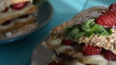 Bir mavi ahşap tahta üzerinde tarçın ile Ahududu milföy