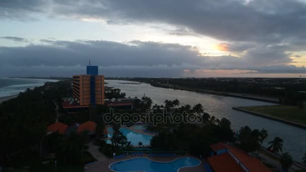 Timelapse. puesta de sol con vistas a la azotea del hotel — Vídeos de Stock