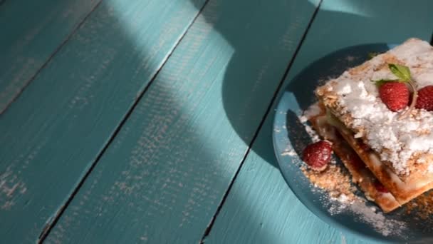 Framboesa Mille-feuille com canela em uma tábua de madeira azul — Vídeo de Stock