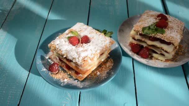 Hallon Mille-feuille med kanel på en blå träskiva — Stockvideo