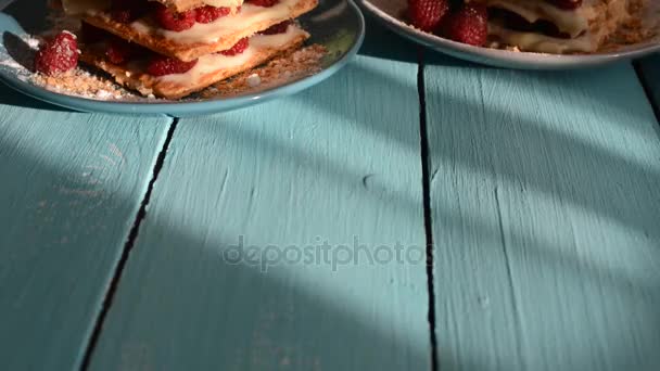 Raspberry Mille-feuille con canela sobre tabla de madera azul — Vídeos de Stock