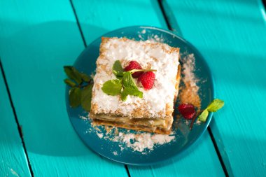 Ahududu ile lapa lapa yağlı pasta closeup