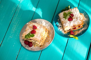 Ahududu ile lapa lapa yağlı pasta closeup