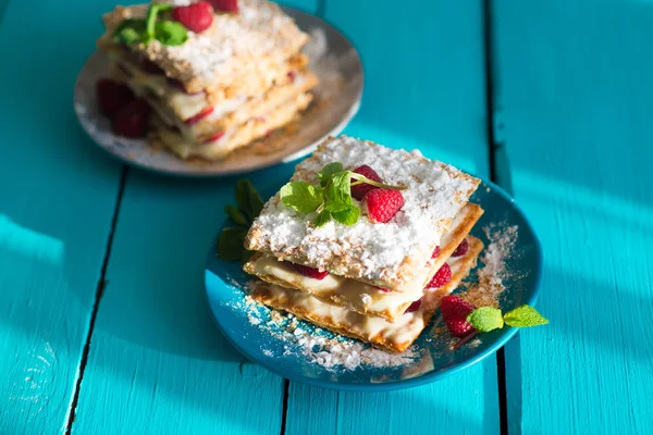 Closeup of a flaky millefeuille pastry with raspberries — Stock Photo, Image