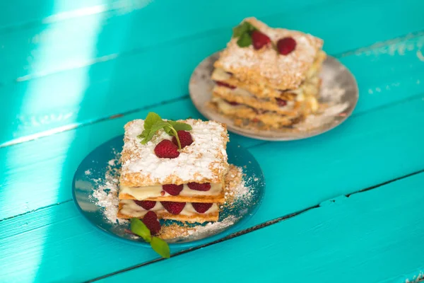 Close-up de uma pastelaria millefeuille escamosa com framboesas — Fotografia de Stock