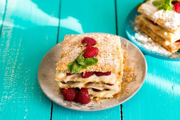 Mille-feuille de massa folhada com framboesas — Fotografia de Stock