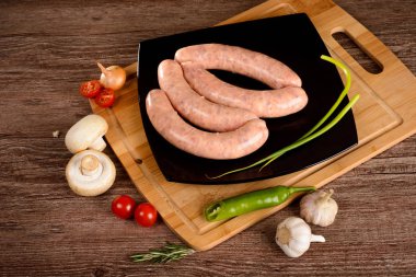 Baharat yanında siyah bir kara tahta üzerinde Sosis füme