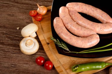 Baharat yanında siyah bir kara tahta üzerinde Sosis füme