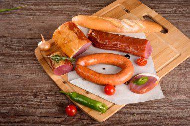 Göğüs eti sosis ile baharat ahşap tahta sebze üzerinde