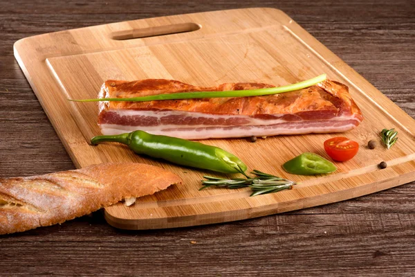 Carne di petto su tavola di legno con verdure — Foto Stock