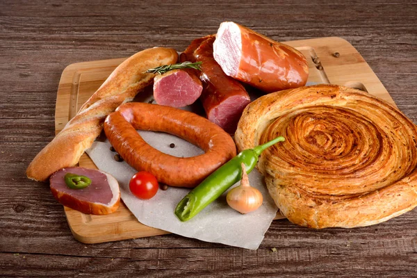 Kiełbasa z mięsa piersi z przyprawami na drewniane warzywa wyżywienia — Zdjęcie stockowe