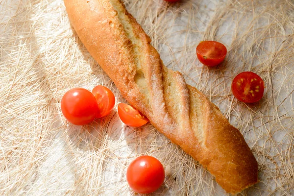 Pain fait maison et tomates sur la table — Photo