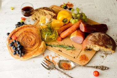 Et ürünleri, salam ve sosis, peynir, üzüm, sebze baharatlar da dahil olmak üzere çeşitli