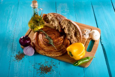 gemide, zeytin yağı ve sebze tablo arka plan mavi yanındaki kırık ekmek