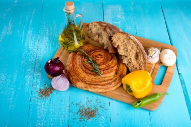 gemide, zeytin yağı ve sebze tablo arka plan mavi yanındaki kırık ekmek