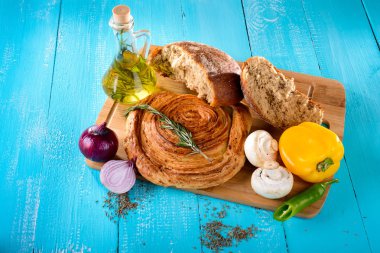 gemide, zeytin yağı ve sebze tablo arka plan mavi yanındaki kırık ekmek