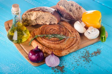 gemide, zeytin yağı ve sebze tablo arka plan mavi yanındaki kırık ekmek