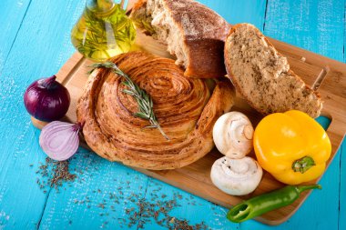 gemide, zeytin yağı ve sebze tablo arka plan mavi yanındaki kırık ekmek