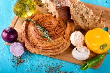 gemide, zeytin yağı ve sebze tablo arka plan mavi yanındaki kırık ekmek