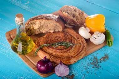 gemide, zeytin yağı ve sebze tablo arka plan mavi yanındaki kırık ekmek