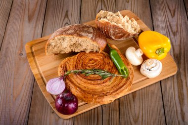 kırık ekmek zeytin yağı ve sebze yanında yönetim kurulu