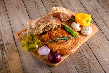 kırık ekmek zeytin yağı ve sebze yanında yönetim kurulu