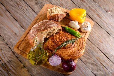 kırık ekmek zeytin yağı ve sebze yanında yönetim kurulu