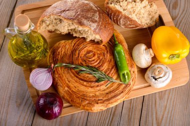 kırık ekmek zeytin yağı ve sebze yanında yönetim kurulu